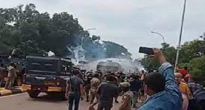 Batam Memanas!!! Petugas dan Warga Rempang Bentrok di Jembatan 4 Barelang