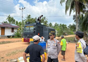 Polisi Turunkan Water Canon Bantu Warga Kekurangan Air Bersih