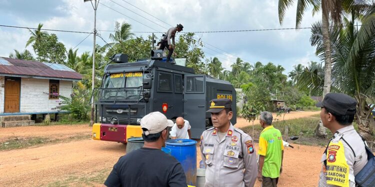 Polisi Turunkan Water Canon Bantu Warga Kekurangan Air Bersih