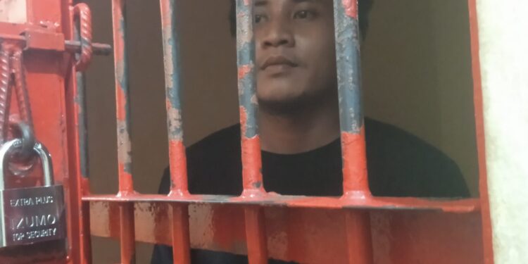 Seorang Pemuda Bacok Leher Kakeknya
