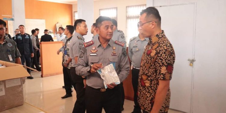 Petugas Lapas Narkotika Kelas IIA Tanjungpinang Lakukan Tes Urine