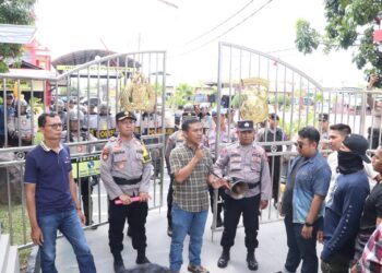 Massa Serang Mapolres Karimun