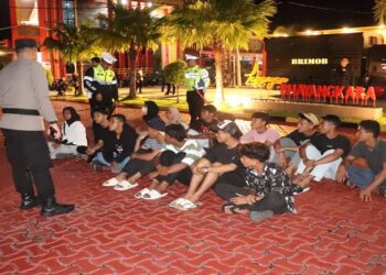 Laksanakan Pamungkas, Polres Karimun Amankan Remaja Yang Kumpul di Depan Hotel 21