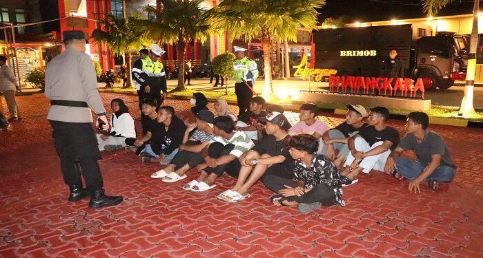 Laksanakan Pamungkas, Polres Karimun Amankan Remaja Yang Kumpul di Depan Hotel 21