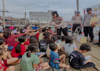 Dongkrak Budaya Gemar Membaca, Polsek Meral Bagikan 100 Buku Untuk Anak di Pelantar