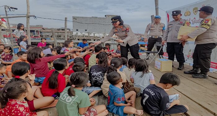 Dongkrak Budaya Gemar Membaca, Polsek Meral Bagikan 100 Buku Untuk Anak di Pelantar