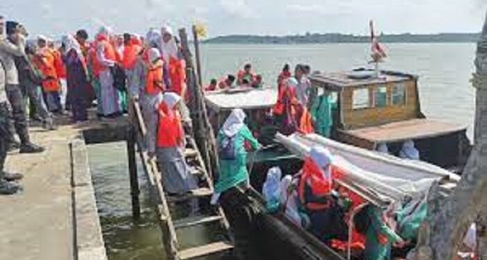 Usai Video Viral, Kapolsek Serahkan 50 Jaket Pelampung untuk Siswa SMAN 1 Buru