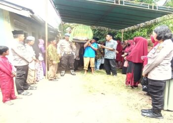 Takziah Ke Rumah Duka Korban Penganiayaan, Wakapolres Karimun Sempatkan Membaur Dengan Warga