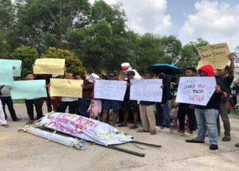 Warga Dua Perumahan di Sekupang Bawa Keranda Mayat Protes Pasokan Air Bersih Ngadat