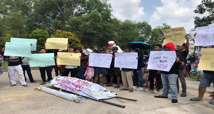 Warga Dua Perumahan di Sekupang Bawa Keranda Mayat Protes Pasokan Air Bersih Ngadat