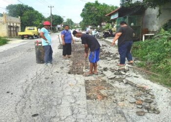 Tak Kunjung Diperbaiki Pemkab, Warga Gencar Tambal Jalan Berlubang