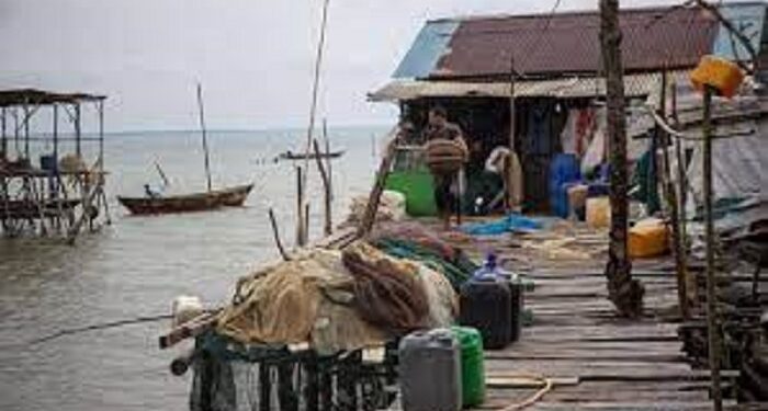 Jelang Pengosongan, Warga Kampung Tua Bergantian Melaut