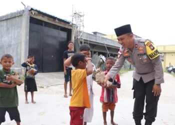 Polisi Bagikan 251 Nasi di Mesjid