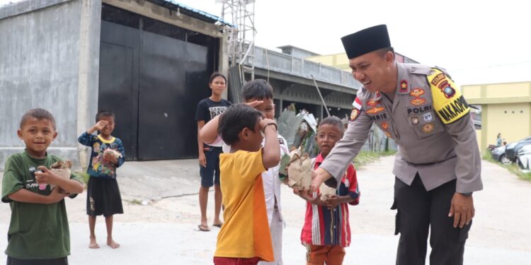 Polisi Bagikan 251 Nasi di Mesjid