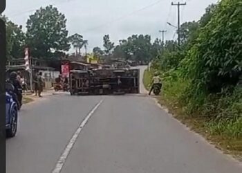 Truck Pengangkut Pasir Terbalik