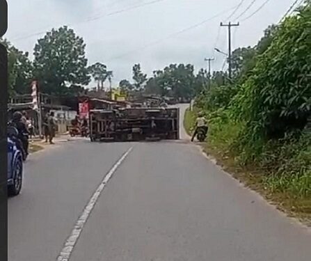 Truck Pengangkut Pasir Terbalik