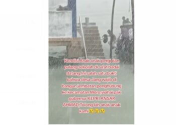 Viral Video Anak SMA Terobos Hujan Disertai Angin Kencang Melewati Laut