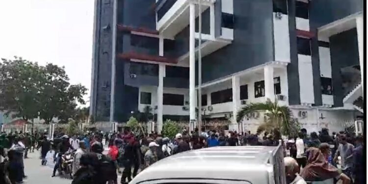 Demo Batam Ricuh
