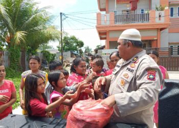 Polisi Bagi Nasi Bungkus di Wilayah Mesjid