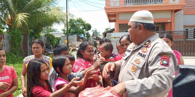 Polisi Bagi Nasi Bungkus di Wilayah Mesjid