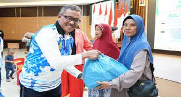 Bantu Pemko Atasi Stunting, Baznas Beri Bantuan ke Warga yang Membutuhkan