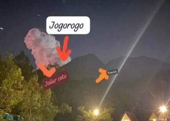 Heboh! Begini Penjelasan Penampakan Asap Putih-Kilatan Petir di Gunung Lawu