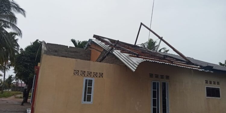 Satu Rumah Warga Porak Poranda Dihantam Angin Puting Beliung