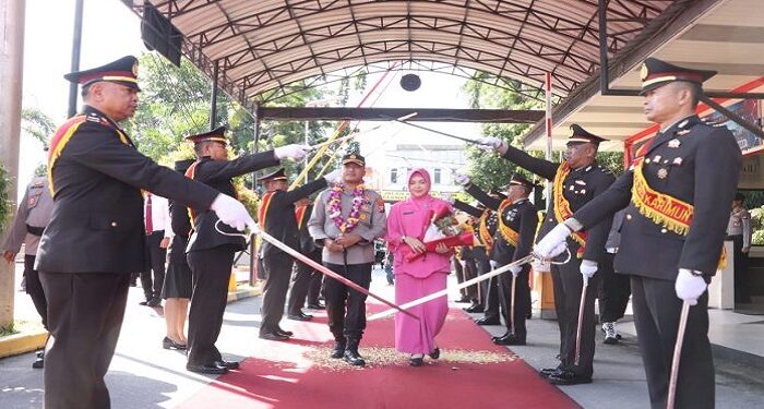 Injakkan Kaki di Bumi Berazam, AKBP Fadli Agus Disambut Tradisi Pedang Pora