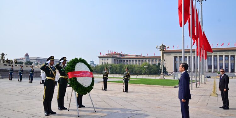 Presiden Jokowi Kunjungi Monumen Pahlawan Rakyat di Beijing