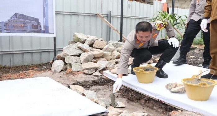 Kapolres Karimun Meletakkan Batu Pertama Pembangunan Masjid Al Muharram