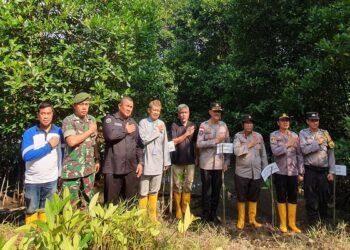 Lestarikan Lingkungan, Polda Kepri Tanam 201 Bibit Mangrove