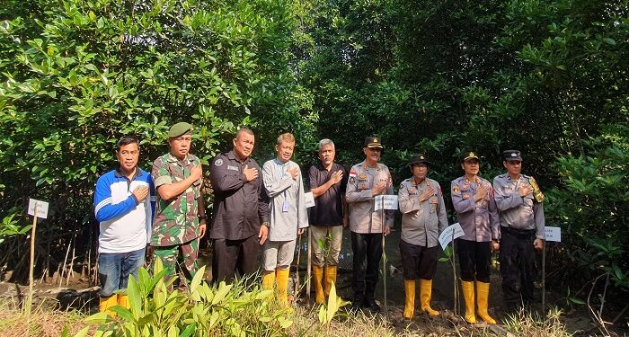 Lestarikan Lingkungan, Polda Kepri Tanam 201 Bibit Mangrove