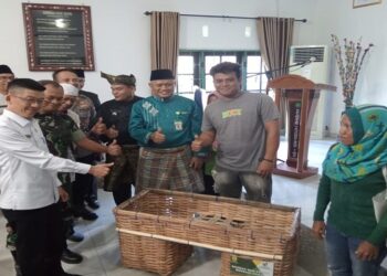 PJ Walikota Berikan Pantuang Pangan dan Payung Parasol Kepada Masyarakat