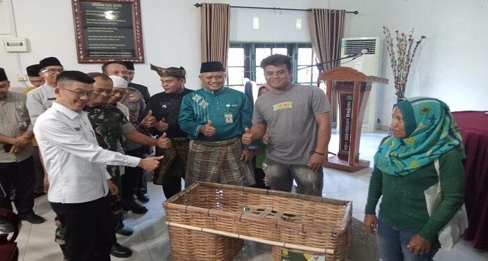 PJ Walikota Berikan Pantuang Pangan dan Payung Parasol Kepada Masyarakat