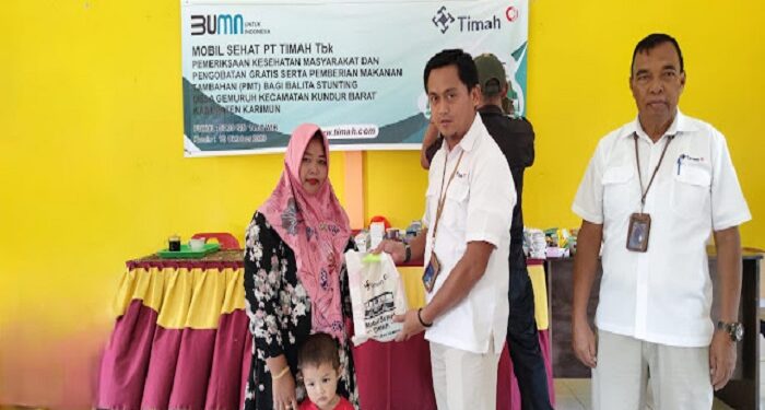 PT Timah Tbk Beri Puluhan Paket Makanan Tambahan kepada Anak-Anak Stunting di Desa Gemuruh