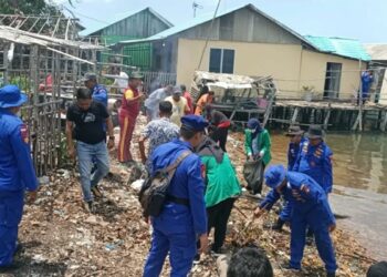 Polisi dan Mahasiswa Ibnu Sina Pungut Sampah Dipantai