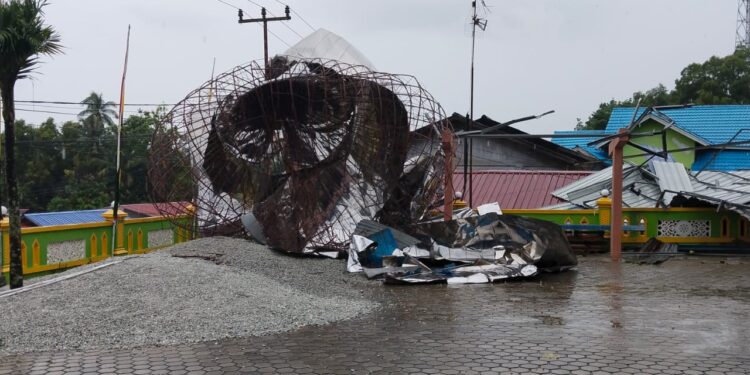Kubah Mesjid Al-Falah Jatuh Dihantam Angin Puting Beliung