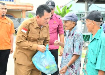 Ringankan Beban Masyarakat, Gubernur Kepri Bagikan Sembako di Batu Aji