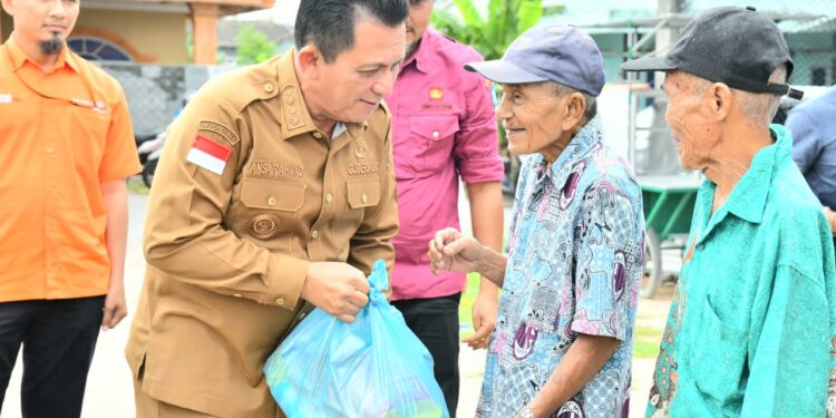 Ringankan Beban Masyarakat, Gubernur Kepri Bagikan Sembako di Batu Aji