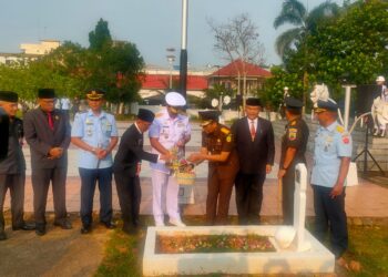 Peringati HUT TNI ke 78, PJ Walikota Tanjungpinang Gelar Tabur Bunga di TMP