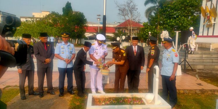 Peringati HUT TNI ke 78, PJ Walikota Tanjungpinang Gelar Tabur Bunga di TMP