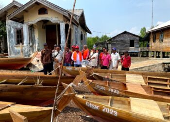 Wakil Ketua DPRD Kabupaten Karimun, Beri Bantuan Sampan kepada Kelompok Nelayan Desa Degung