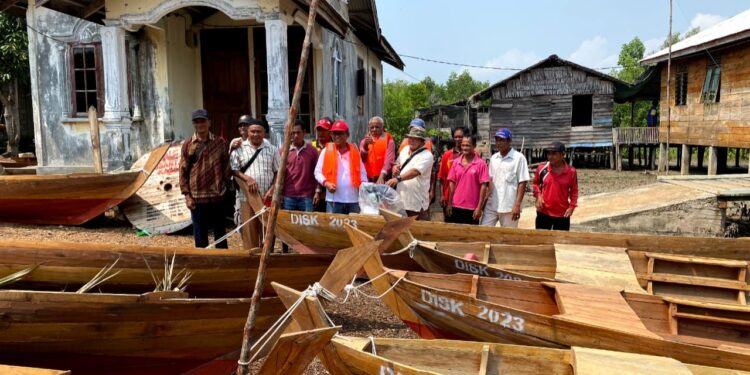 Wakil Ketua DPRD Kabupaten Karimun, Beri Bantuan Sampan kepada Kelompok Nelayan Desa Degung