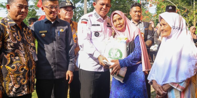 Pemrov Kepri Salurkan Bantuan Beras Sebanyak 2 Ton