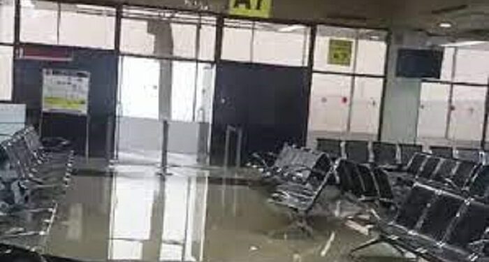 Hujan Seharian, Ruang Tunggu Bandara Hang Nadim Terendam Banjir