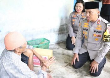 Jumat Berkah, Kapolres Karimun Santuni Kakek Sebatang Kara di Meral