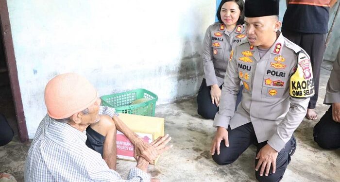 Jumat Berkah, Kapolres Karimun Santuni Kakek Sebatang Kara di Meral