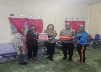 Kapolsek Meral Beri Bantuan Sosial pada 2 Keluarga Korban Banjir di Darussalam