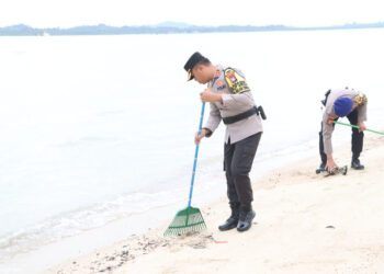 Semangat HUT Polairud ke-73, Polres Karimun Gelar Bakti Sosial Bersihkan Coastal Area