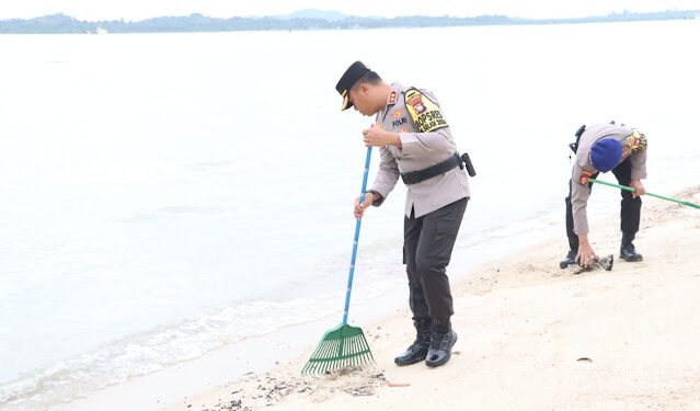 Semangat HUT Polairud ke-73, Polres Karimun Gelar Bakti Sosial Bersihkan Coastal Area